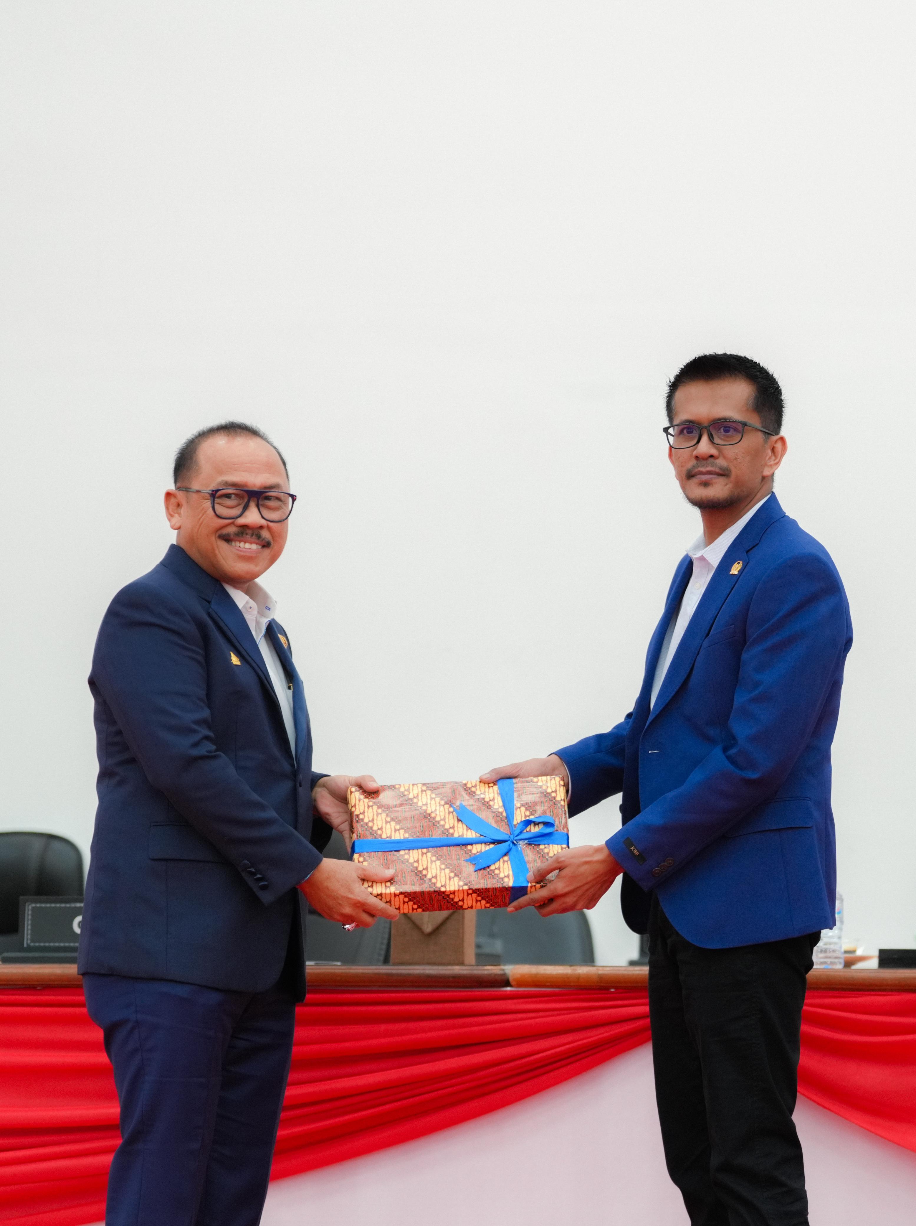 APBD Sulbar 2024: Ranperda Pertanggungjawaban Diserahkan Gubernur Suhardi Duka ke DPRD