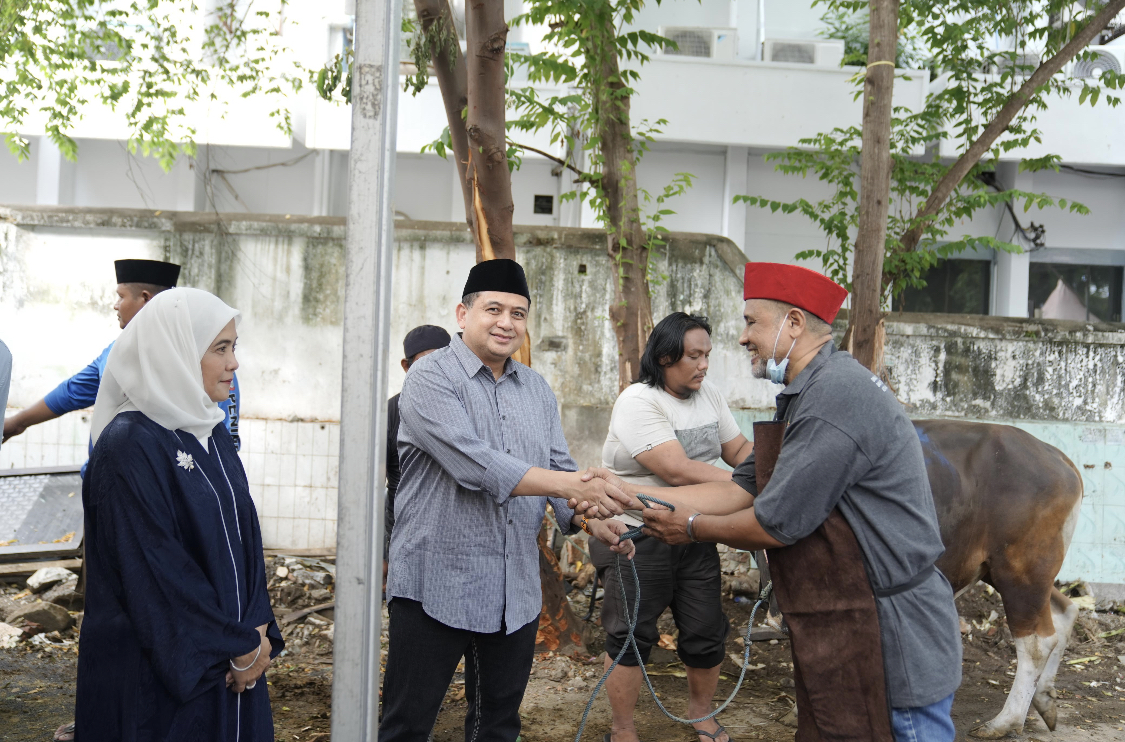 Empat Ekor Hewan Kurban Pemkot Makassar Disembelih, Munafri-Aliyah Bagikan Dagingnya ke Petugas Kebersihan