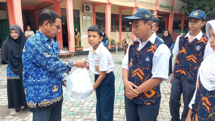 Momentum Ramadan, SMPN 10 Parepare Berbagi Santunan Paket Sembako untuk Siswa Kurang Mampu
