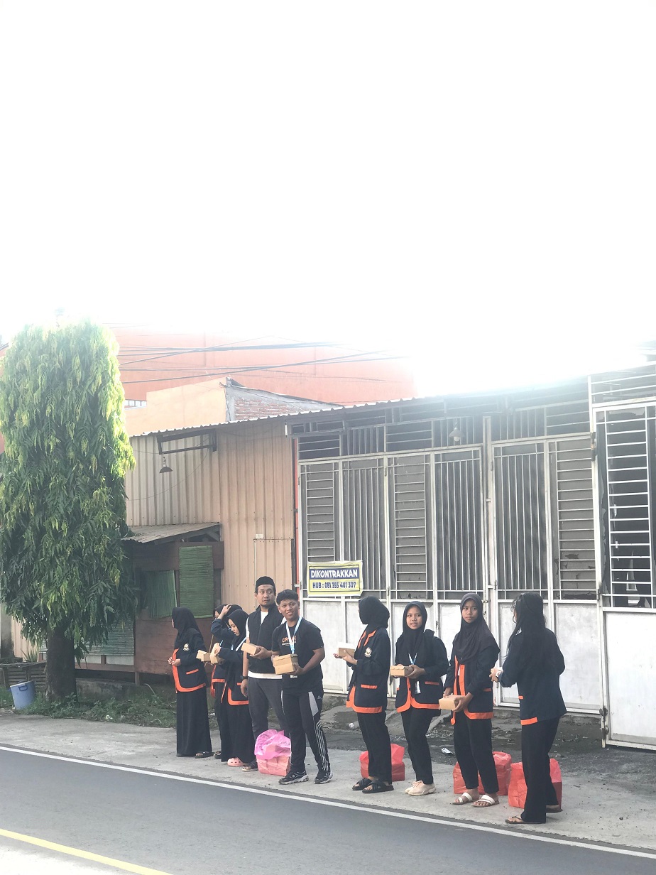 Tebar Kebaikan di Bulan Ramadan, SMPN 4 Parepare Berbagi Takjil Gratis