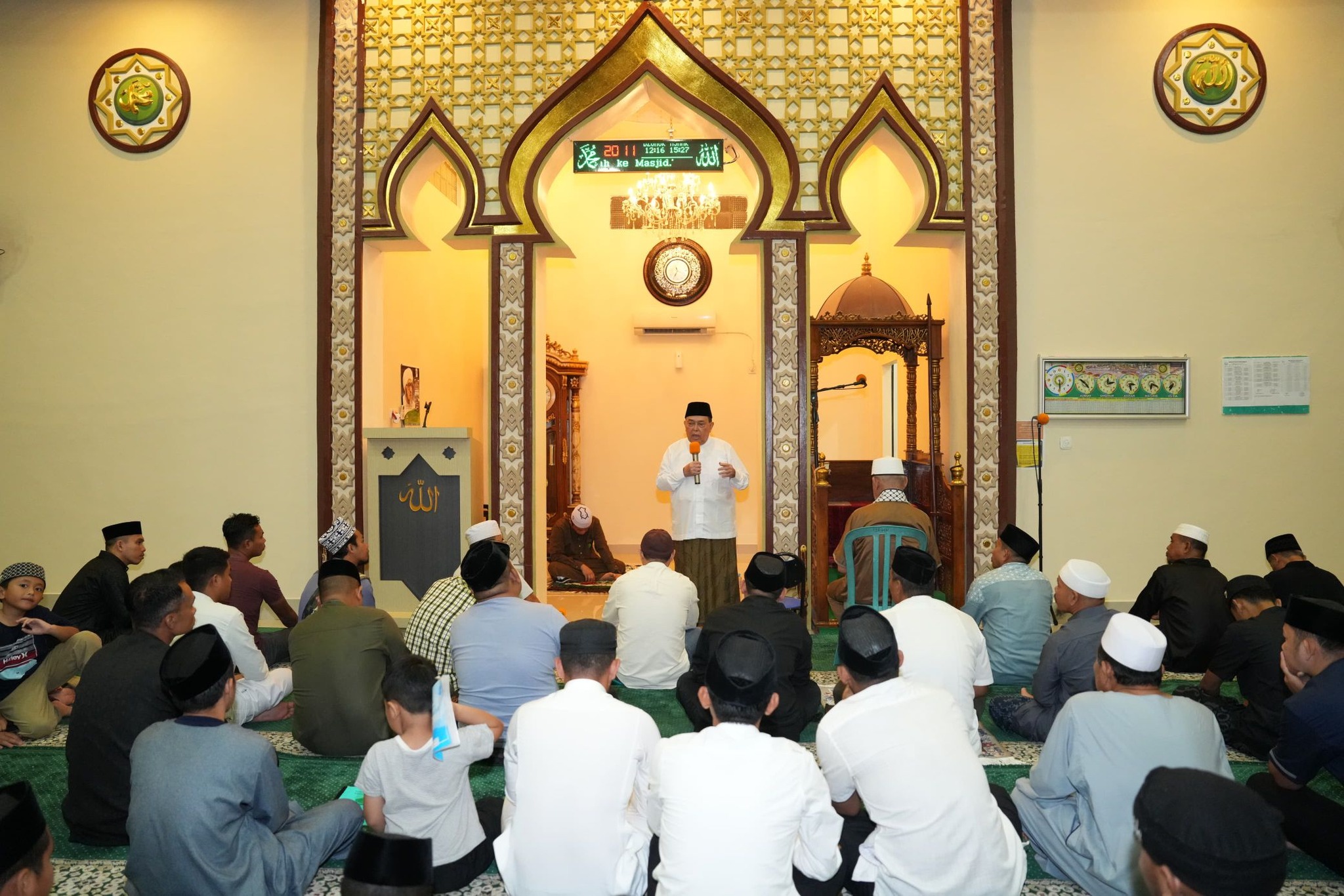Salat Tarawih Berjamaah di Masjid Karema Mamuju, Wagub Sulbar Ajak Membangun Kesadaran dalam Diri