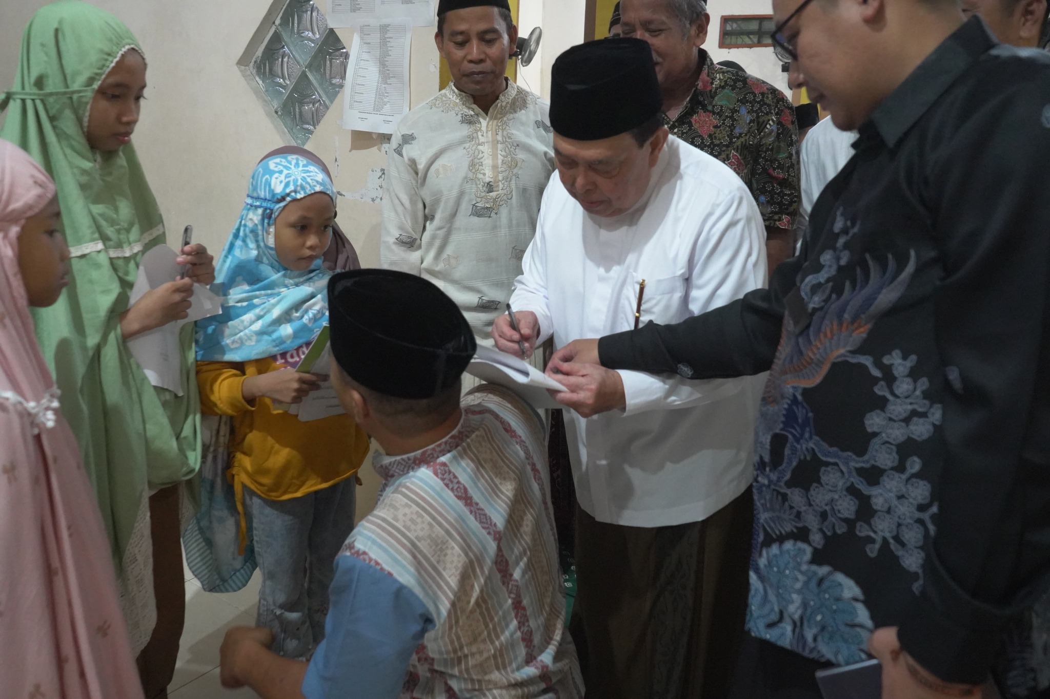 Momen Seru Usai Shalat Tarawih di Masjid Galung-galung, Anak-anak Berburu Tanda Tangan Wagub Salim Mengga 