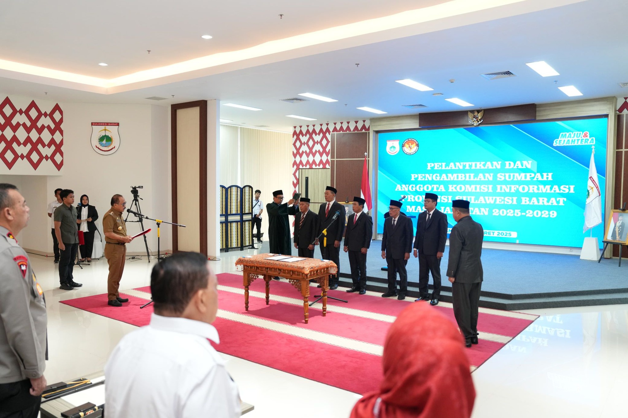 Lantik Anggota KIP Sulbar, Suhardi Duka Tekankan Pentingnya Kehati-hatian Mengelola Informasi