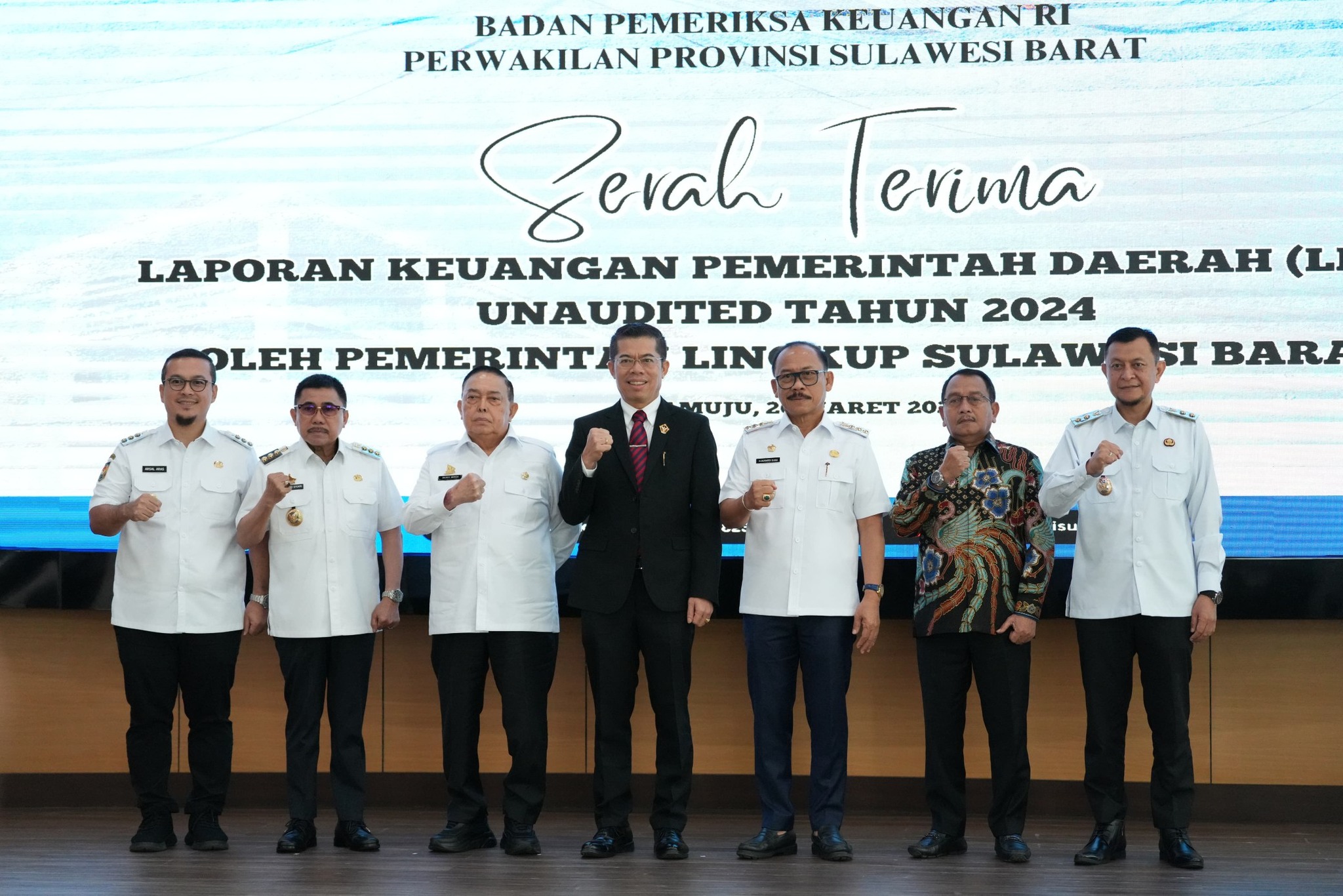 Gubernur Sulbar Bersama Empat Bupati Serahkan Laporan Keuangan ke BPK 