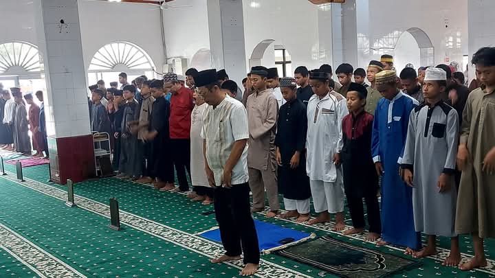 Amaliah Ramadan SMPN 10 Parepare, Murid Kompak Salat Dhuha Berjamaah