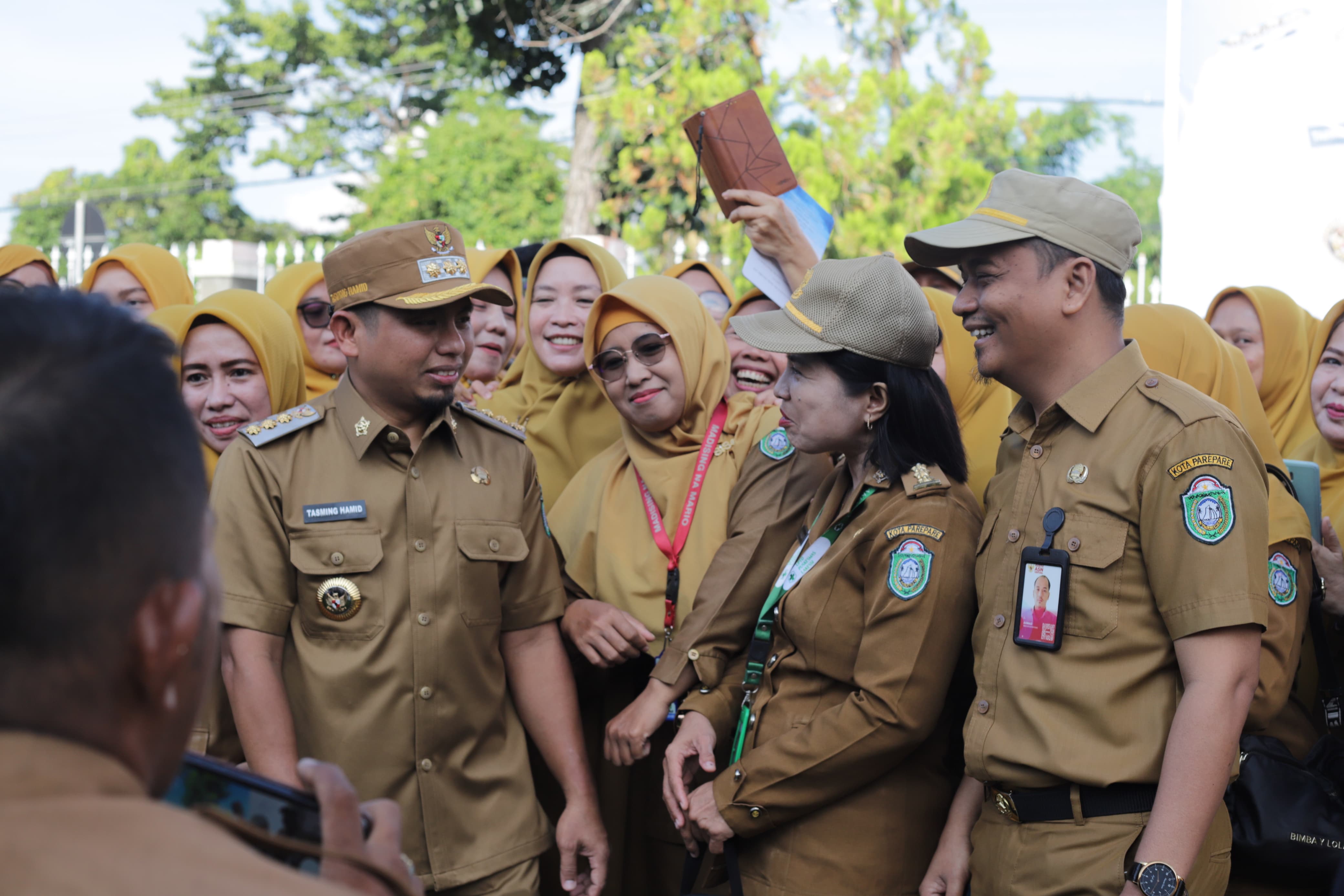 Pembina Apel Perdana, Wali Kota-Wawali TSM-MO Disambut Hangat Ribuan ASN se-Parepare 