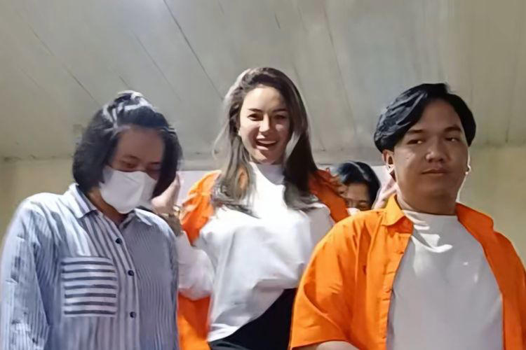 Nikita Mirzani Ditahan Polisi Karena Kasus Pemerasan, Tampil Santai dan Tebar Senyum