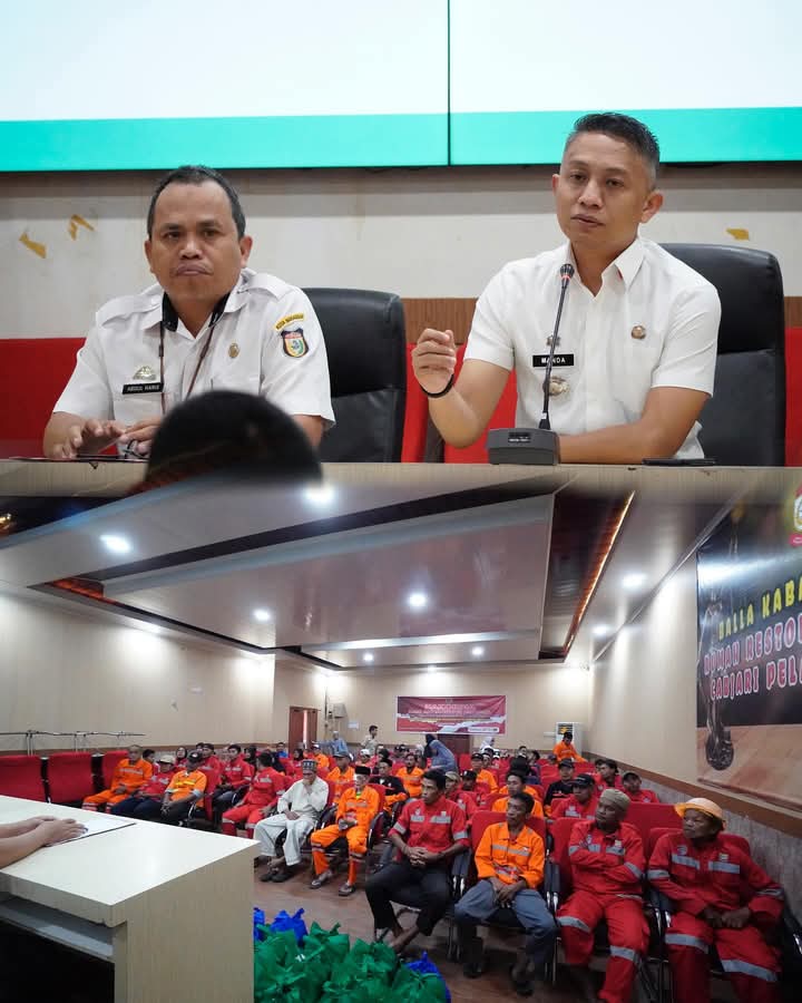 Bekerja Sama Baznas, Bosowa Grup dan Kalla Grup, Camat Ujung Bagikan Sembako kepada Petugas Kebersihan