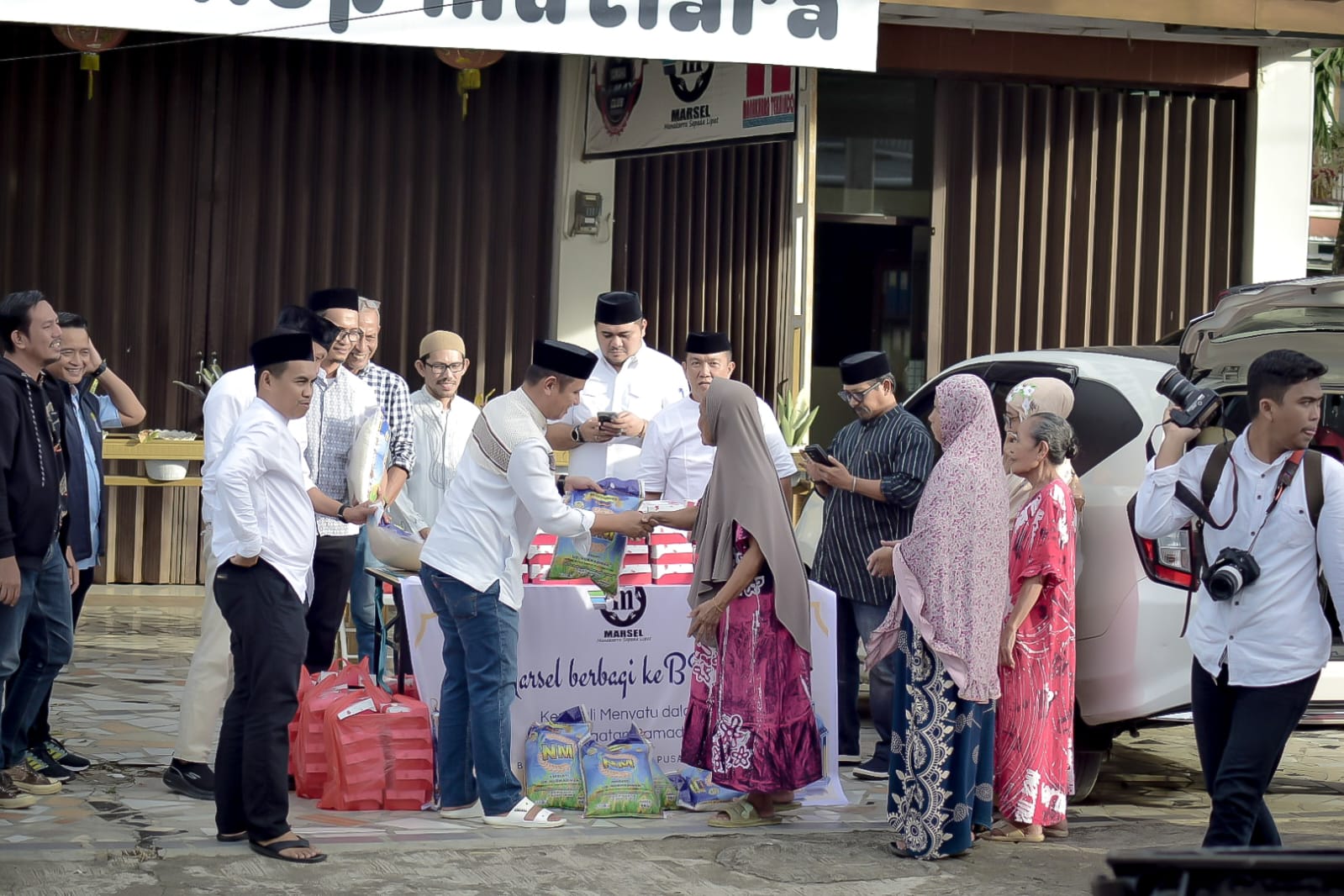 Komunitas Marsel Berbagi Takjil dan Beras di Mamuju