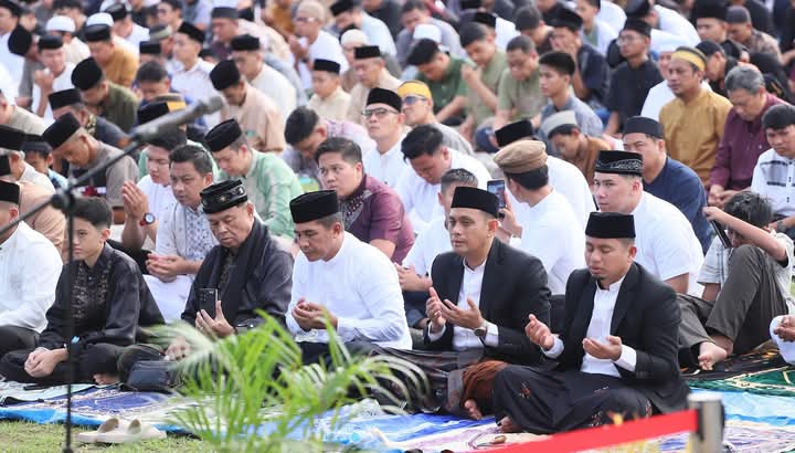 Wali Kota Tasming Hamid Salat Idul Fitri Perdana Bersama Masyarakat, Hadir Sebagai Pemimpin Melayani Sepenuh Hati