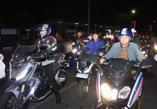 Ketua DPRD Bersama Wali Kota Makassar Pantau Pos Pengamanan Idul Fitri Menggunakan Motor