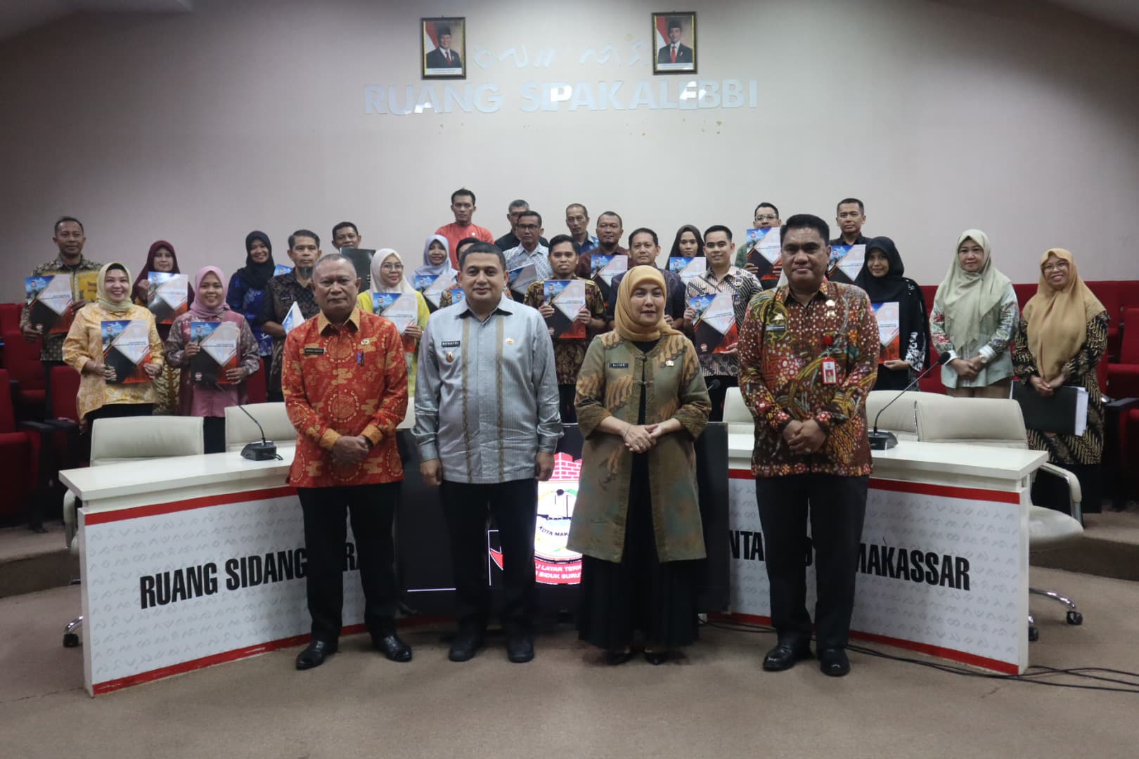 Wali Kota dan Wawali Makassar Serahkan SK Jabatan Pelaksana bagi Pegawai Pindahan dari Luar Daerah