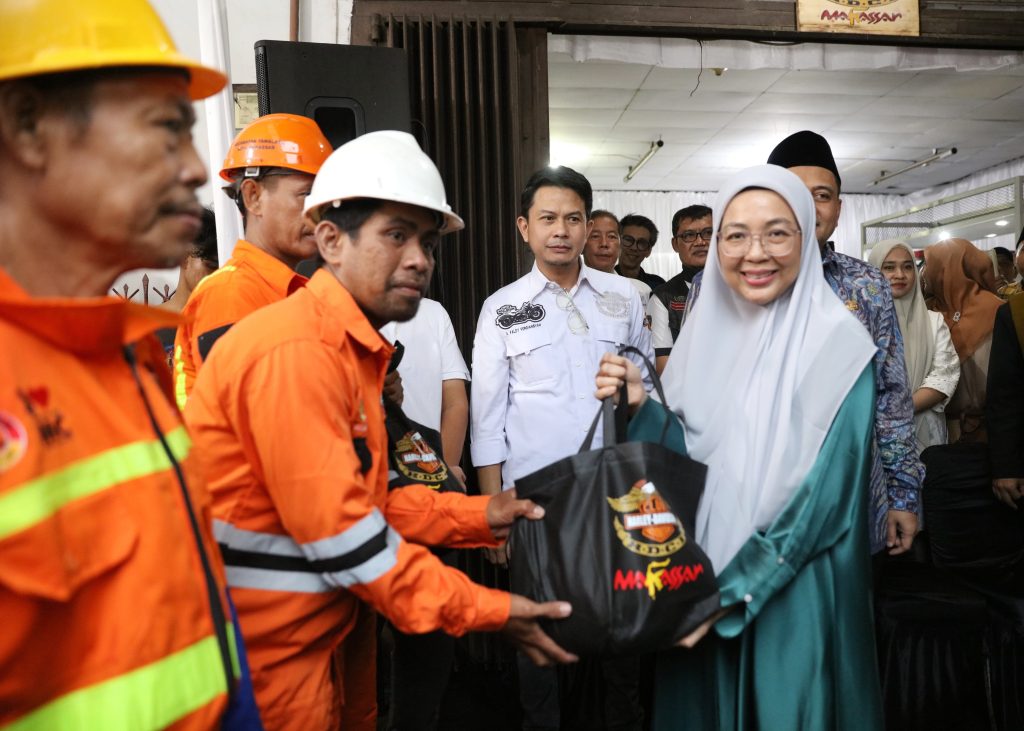 Bakti Sosial HDCI Makassar, Munafri dan Melinda Aksa Serahkan Paket Sembako kepada Petugas Kebersihan