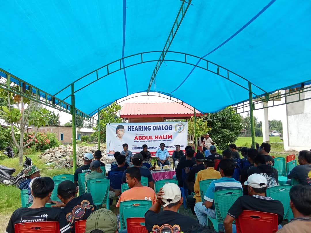 Gelar Hearing Dialog di Polman, Wakil Ketua DPRD Sulbar Serahkan Bantuan Alat Kesenian