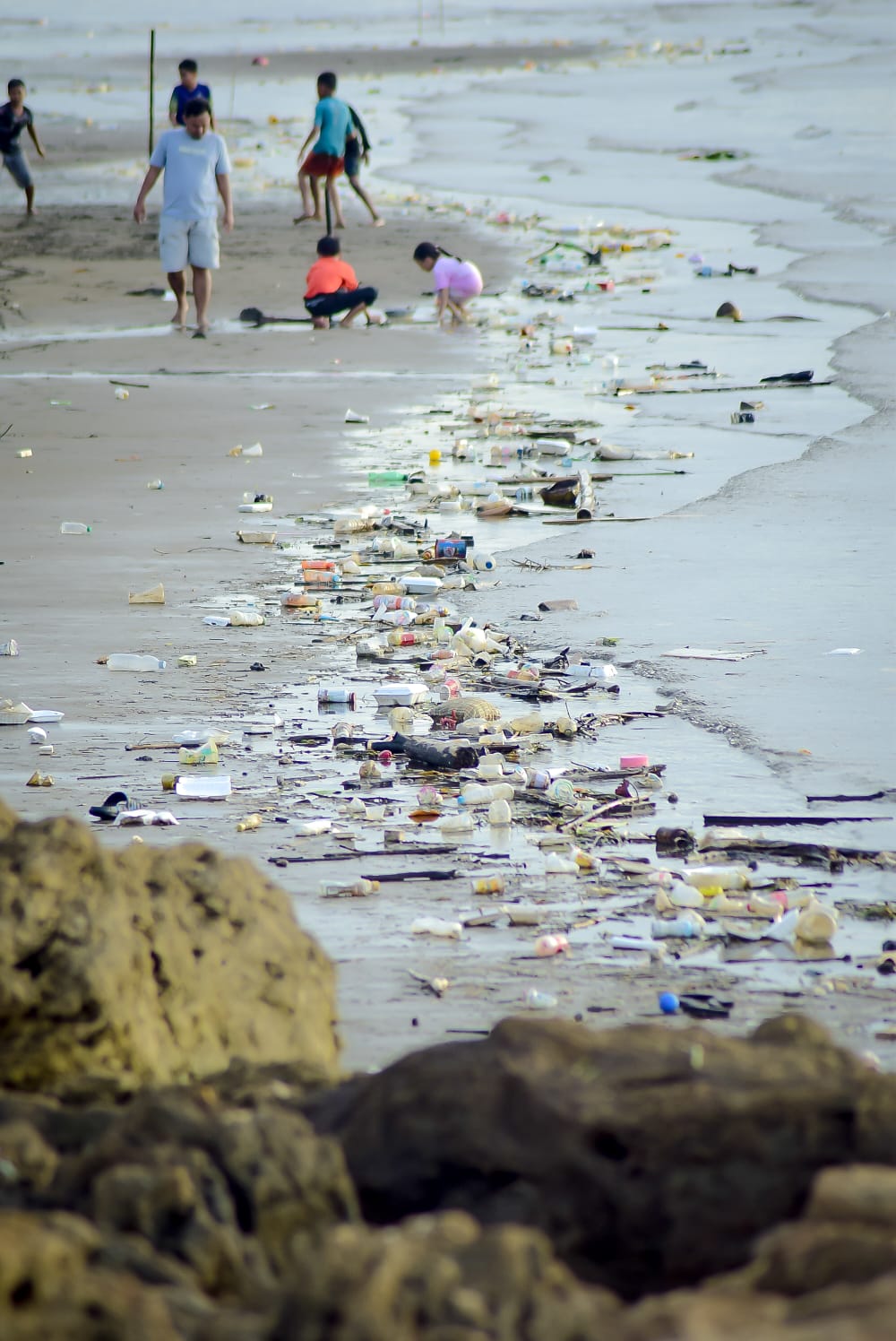 Sampah Plastik Menumpuk di Bibir Pantai Jalan Arteri Mamuju 