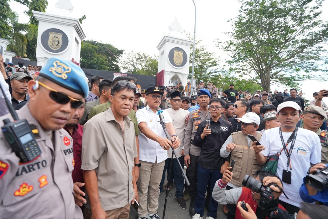 Temui Massa di Gerbang Kantor Gubernur, SDK Berjanji Akan Evaluasi Seluruh Izin Tambang di Sulbar, 