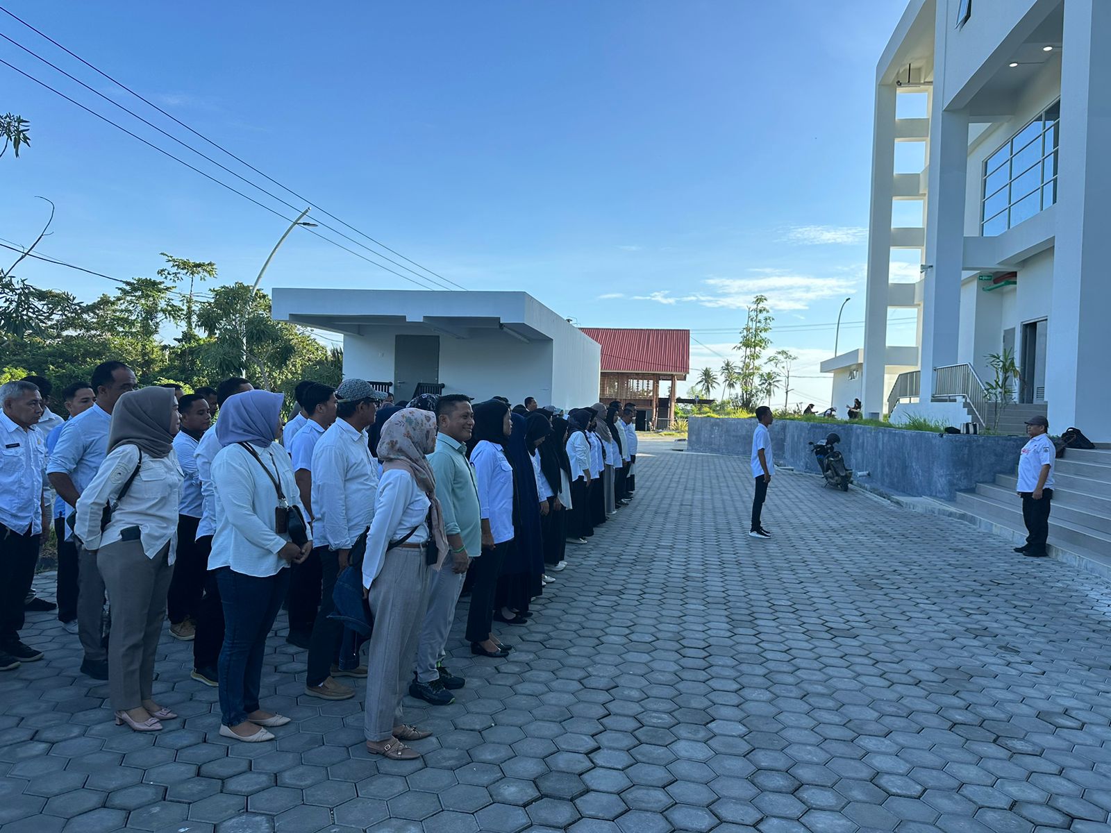 Pasca Libur Panjang, ASN dan PTT Sekretariat DPRD Sulbar Diharap Lebih Bersyukur dan Termotivasi Menjalankan Tugas