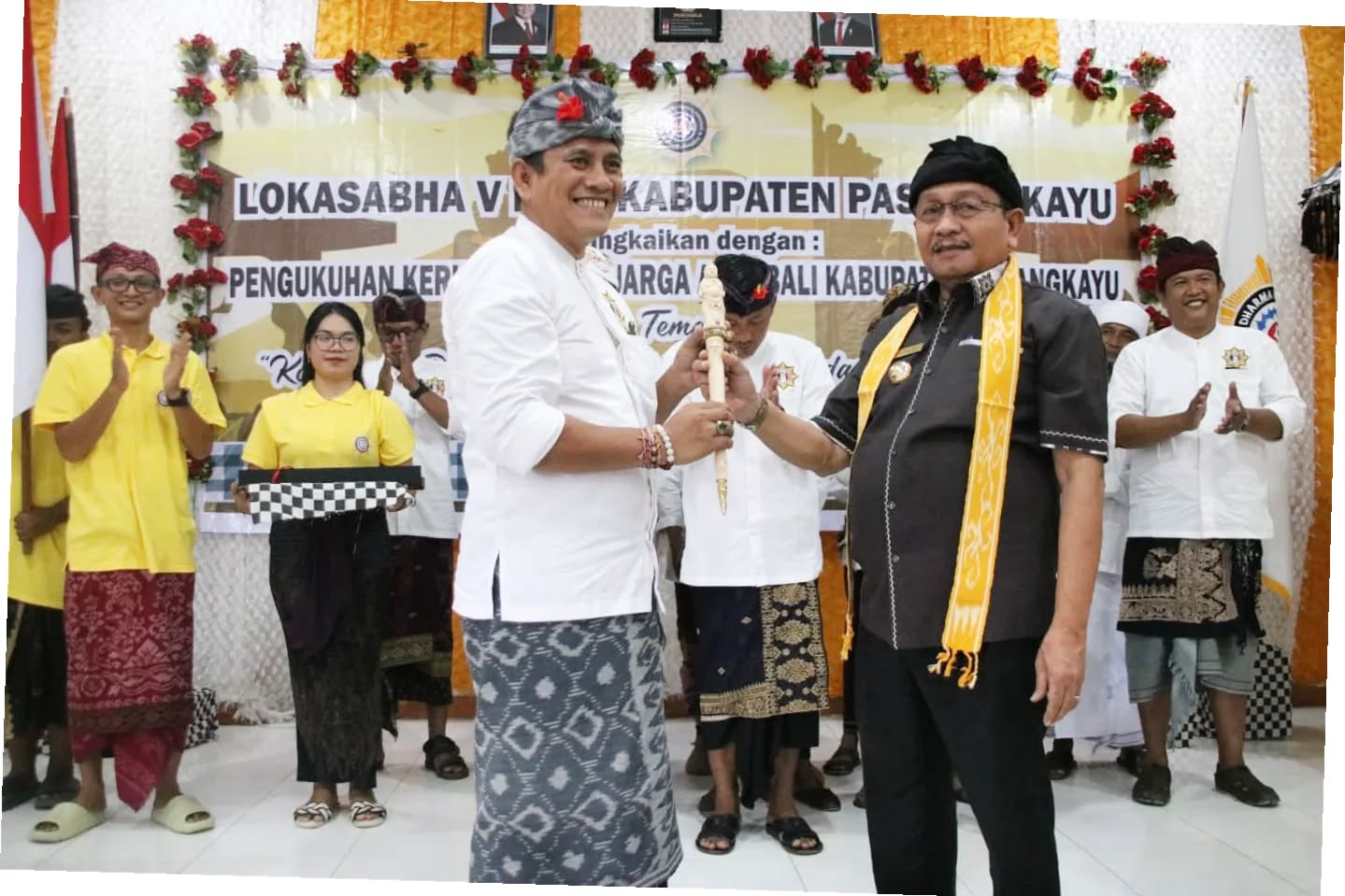 Bupati Pasangkayu Buka Kegiatan Lokasaba ke-5 PHDI dan Pengukuhan Kerukunan Keluarga Adat Bali