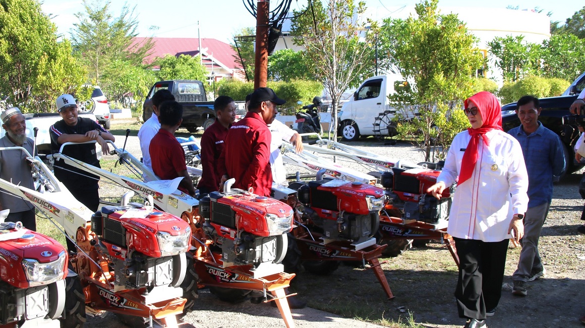 Agus Ambo Djiwa Salurkan Bantuan Traktor kepada Petani, Wabup Pasangkayu Harap Dapat Meningkatkan Produktivitas dan Kesejahteraan