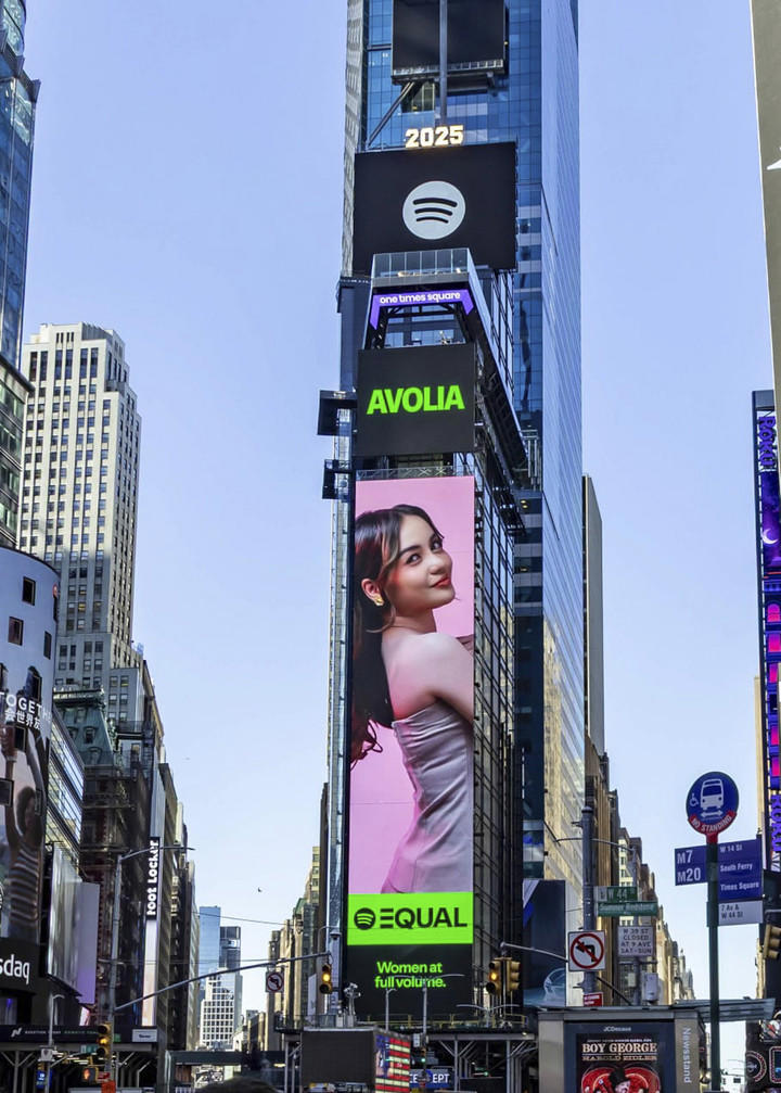 Wajahnya Terpampang di Billboard Times Square, Penyanyi Avolia Ngaku Perasaannya Campur Aduk
