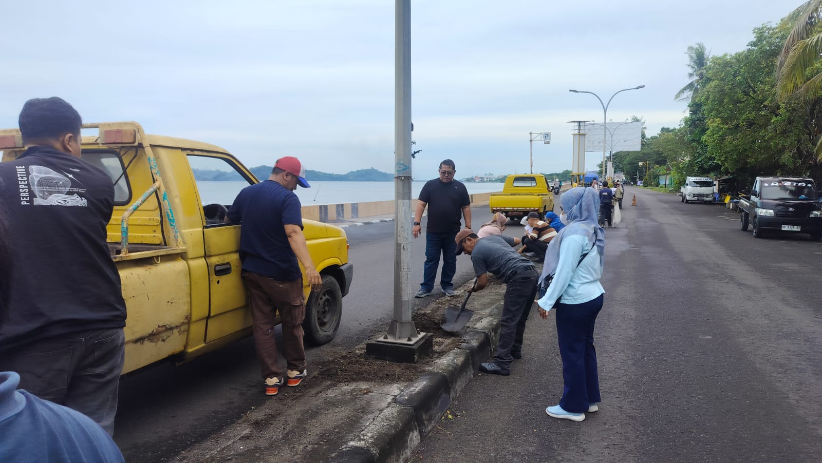 Kerja Bakti Jumat Bersih, Budi Rusdi Pimpin Dinas PUPR Parepare Bersihkan Kawasan Mattirotasi 
