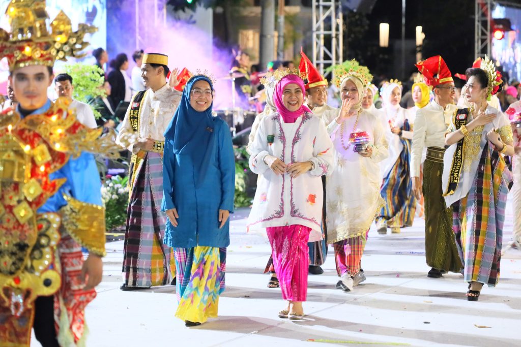 Wawali dan Ketua TP PKK Makassar Tampil Memukau di Karnaval Budaya APEKSI 2025 di Surabaya