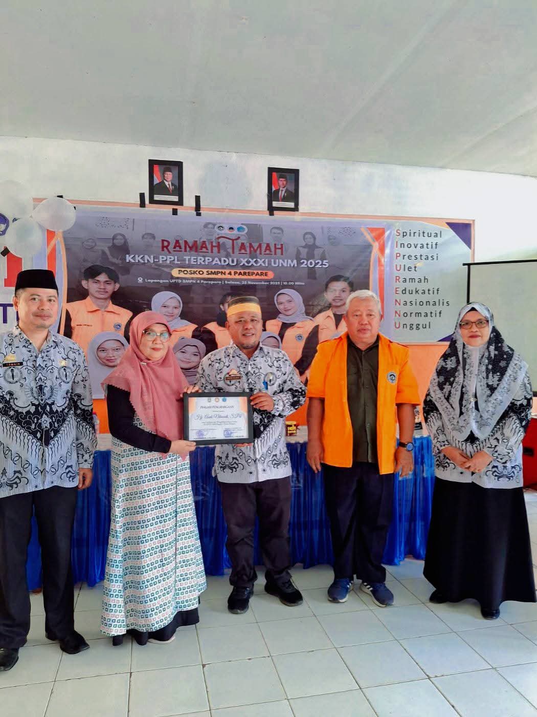 Berkesan HGN dan HUT PGRI, SMPN 4 Parepare Gelar Jalan Sehat dan Apresiasi Guru Purna Bakti