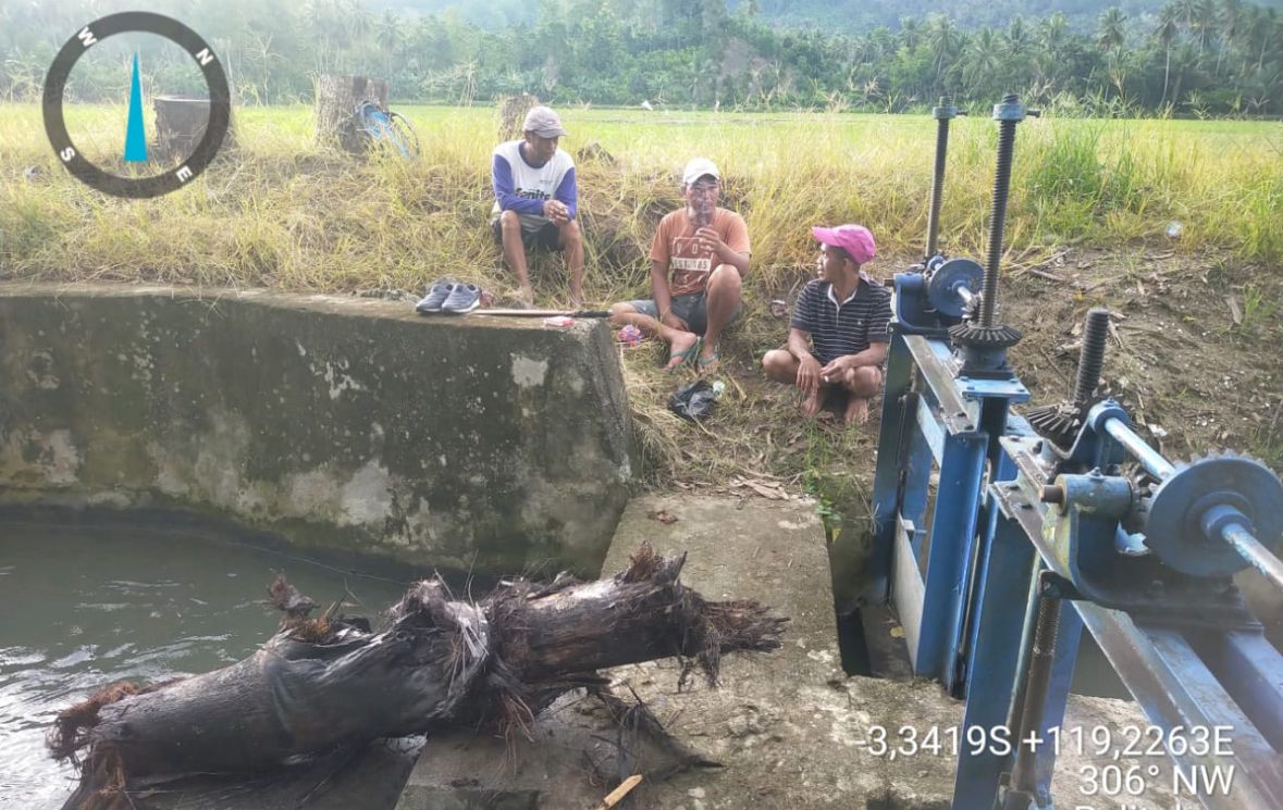 Antisipasi Tingginya Curah Hujan, Petugas Pintu Air UPTD PSDA Bersihkan Saluran Irigasi Lakejo Polman