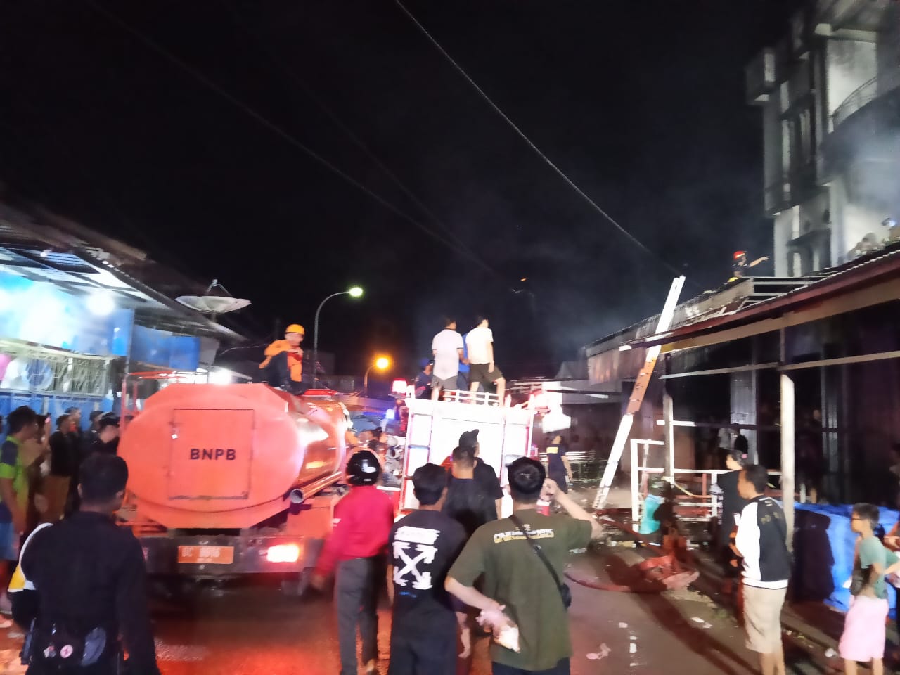 Kebakaran di Jalan Pasar Lama   Mamuju, BPBD Sulbar Turunkan 1 Uni Mobil Tangki dan TRC untuk Suplai Air ke Armada Pemadam