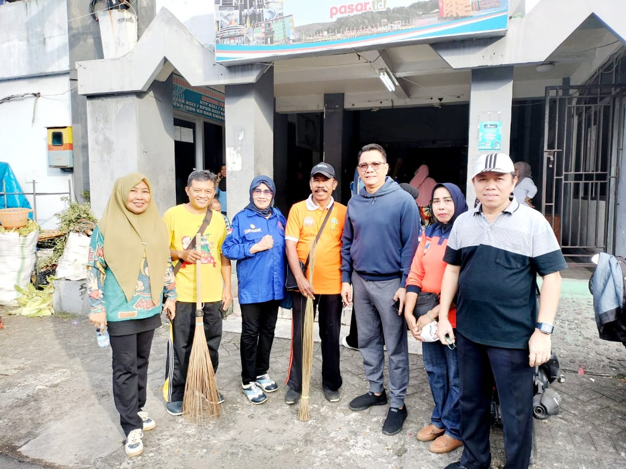 Jumat Bersih Inisiasi Wali Kota Parepare Seluruh OPD, Camat dan Lurah Bergerak Serentak Bersihkan 4 Pasar 