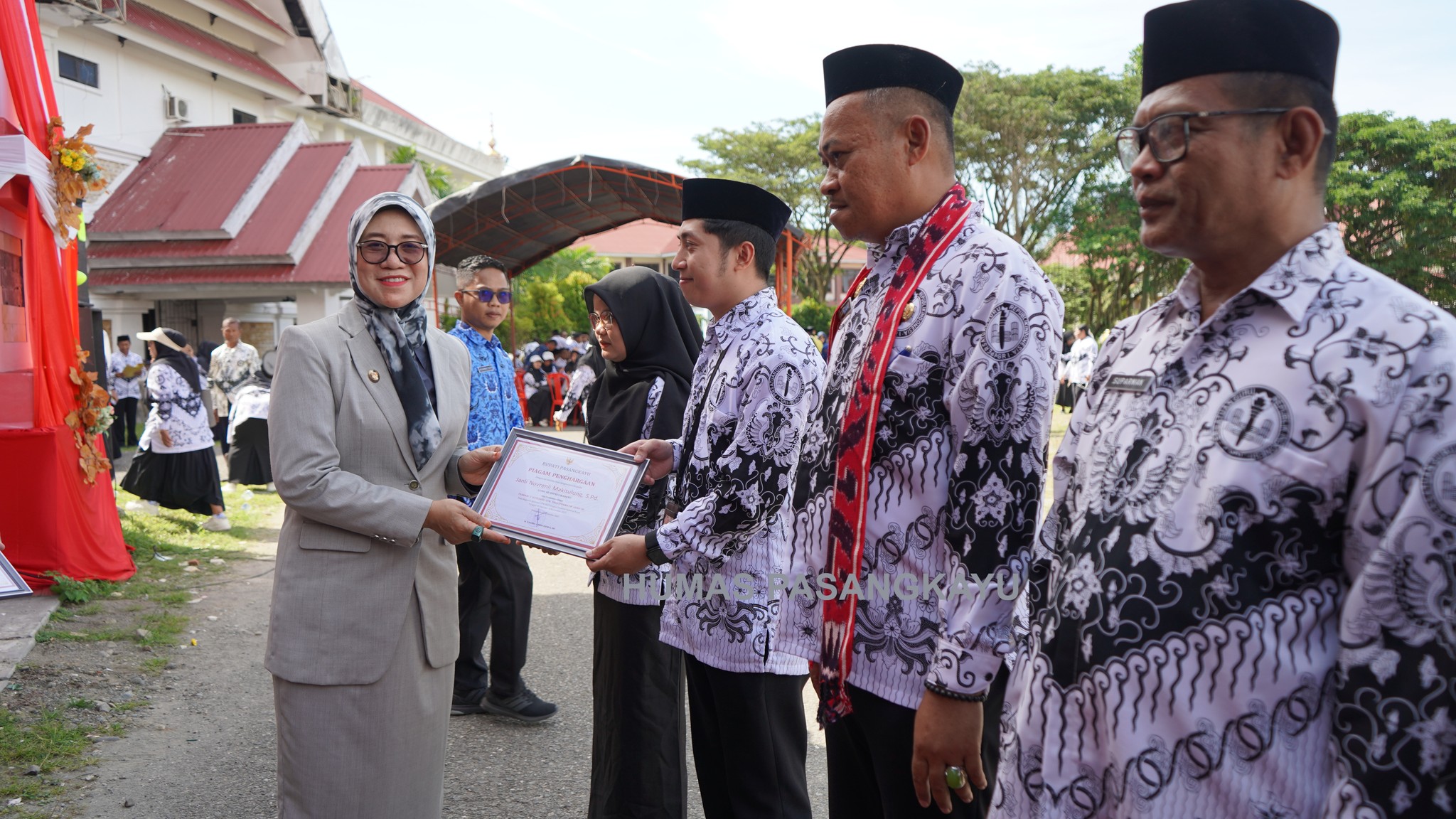 Inspektur Upacara HGN 2025, Wabup Pasangkayu Apresiasi Guru yang Telah Bekerja dengan Dedikasi Luar Biasa