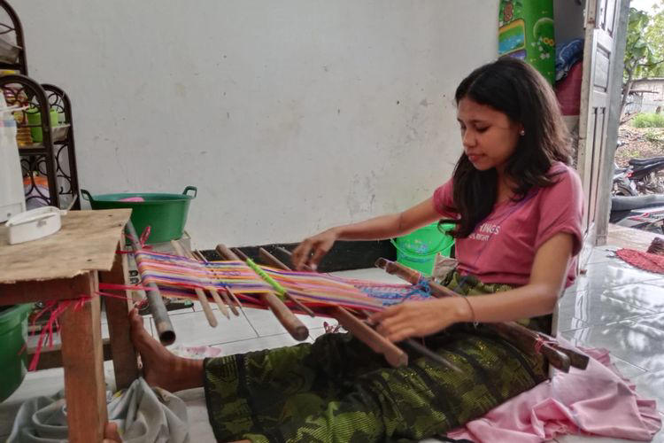 Serah Nuban, Mahasiswi di Kupang yang Berjuang Biayai Kuliah dari Menenun di Kamar Kos