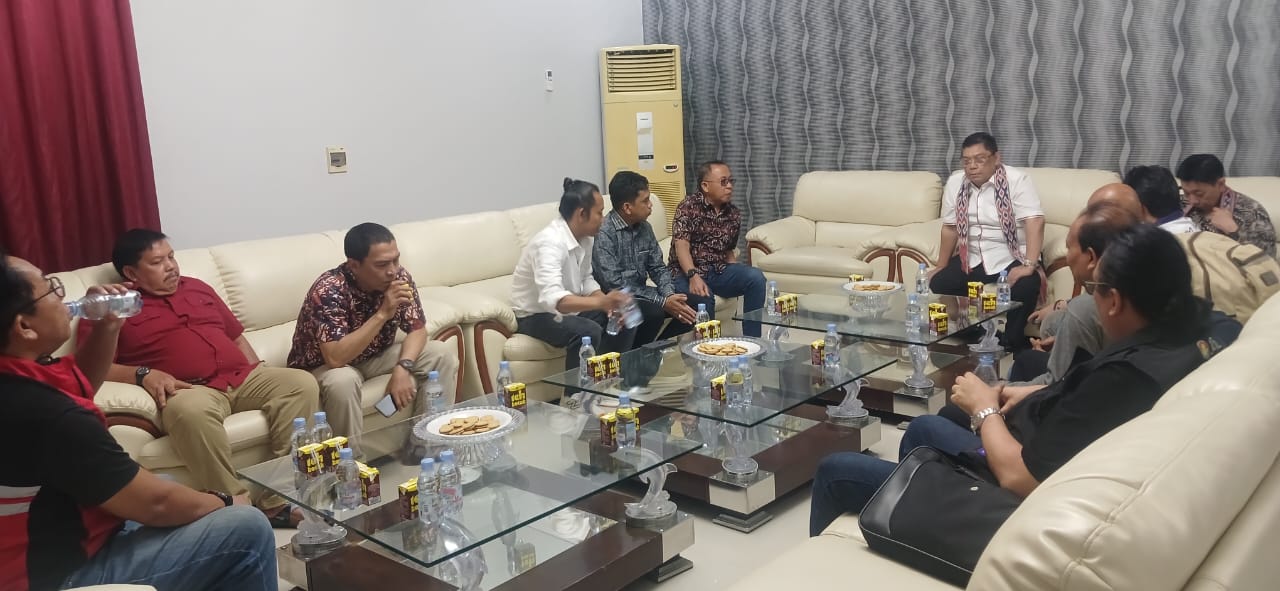 Ketua Umum PERCASI Hadiri Kejurnas Catur di Mamuju, Agus Ambo Djiwa Sambut Langsung di Bandara Tampa Padang