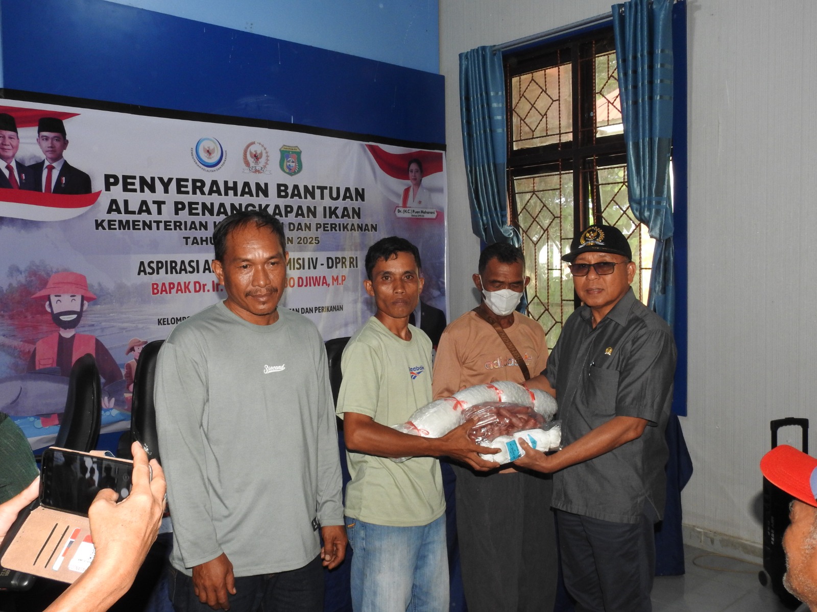 Komitmen Terus Memperjuangkan Kebutuhan Nelayan, Agus Ambo Djiwa Salurkan Bantuan Alat Tangkap Ikan