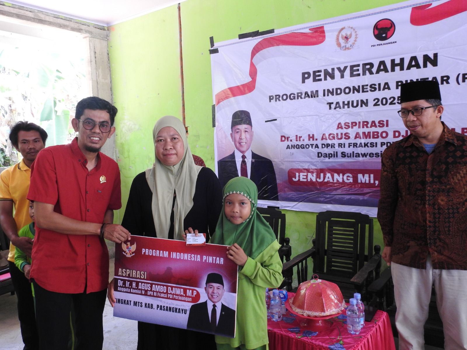 Salurkan Beasiswa PIP di Tikke Raya, Agus Ambo Djiwa Harap Meringankan Beban Orangtua dan Memotivasi Siswa