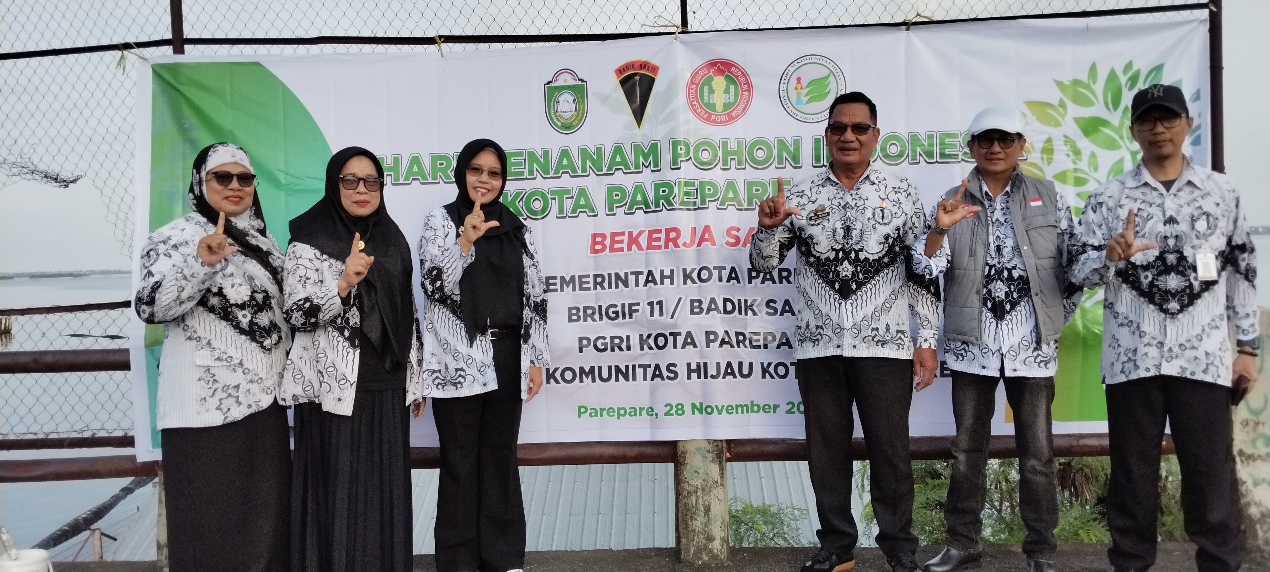 PGRI Bergerak Bersama Pemkot Parepare, Brigif dan FKH Menanam Pohon, Tunjukkan Guru juga Bisa Turun Merawat Lingkungan