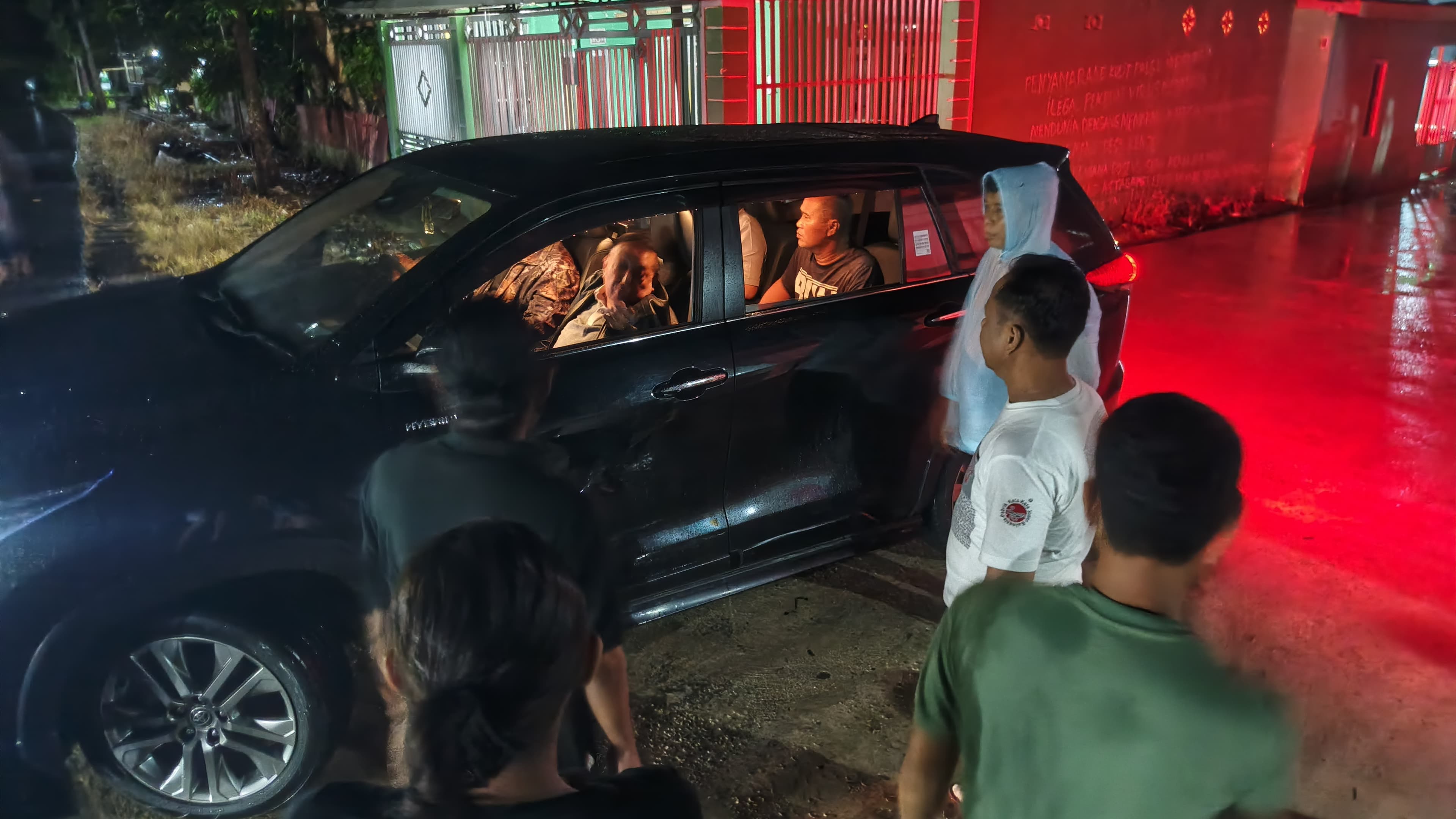 Blusukan di Tengah Banjir, Wagub Sulbar Buktikan Kepedulian ke Warga Desa Kenje Polman