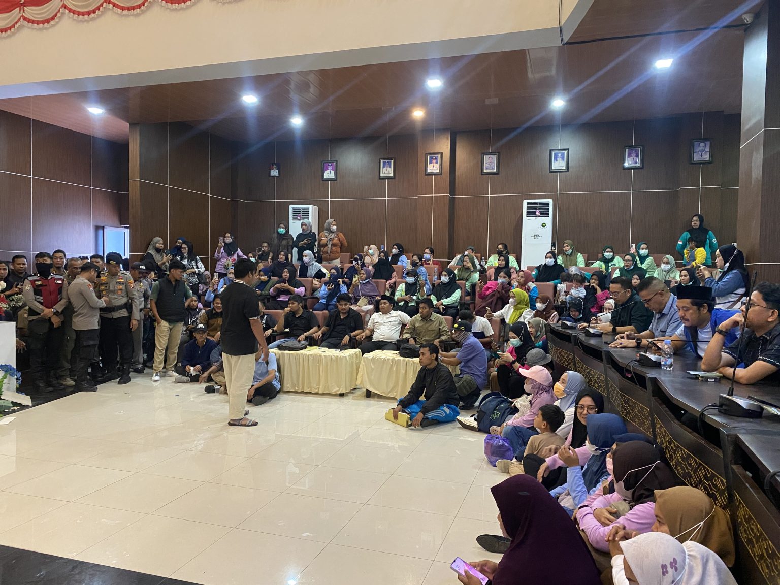 Ketua DPRD Mamuju Pimpin RDP yang Dihadiri Ratusan Tenaga Kontrak 