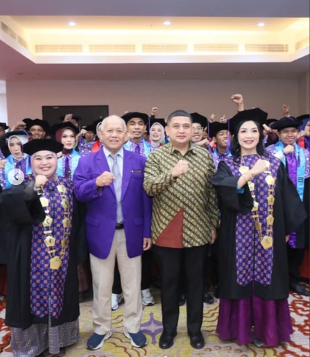 Dispar Makassar Dampingi Wali Kota Beri Orasi Ilmiah Terkait Ekonomi Kreatif pada Wisuda Polmedia 