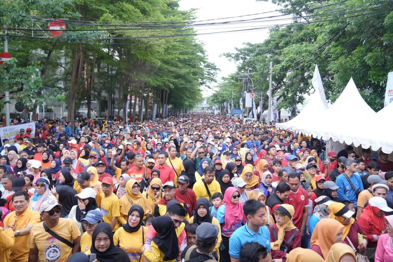 Tempuh Jarak 4,18 Km, Puluhan Ribu Warga Makassar Rayakan HUT Kota Penuh Kegembiraan dengan Jalan Sehat