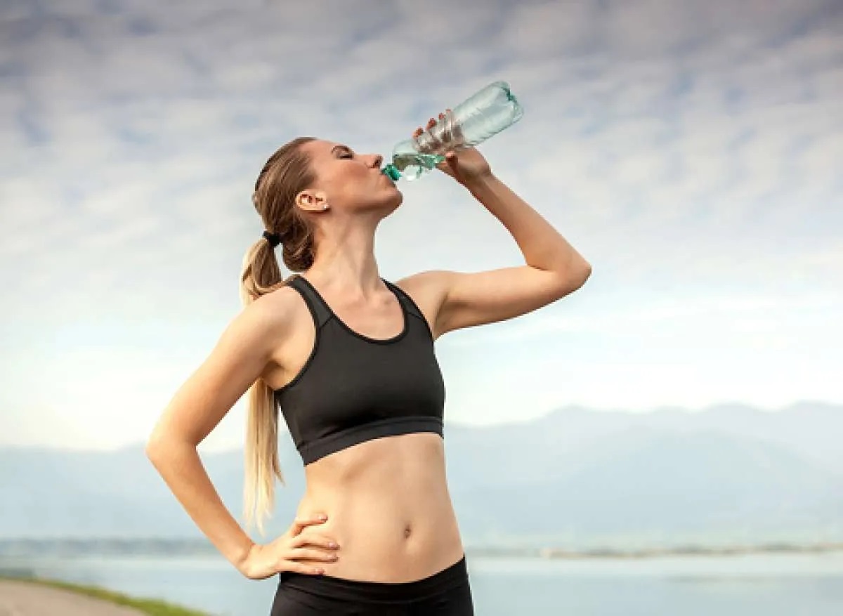 Ternyata Minum Sambil Berdiri Bisa Berdampak pada Pencernaan dan Asam Lambung