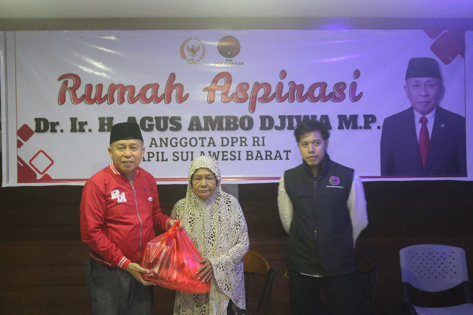 Peduli Kondisi Ekonomi Warga, Agus Ambo Djiwa Bagikan Paket Sembako di Rumah Aspirasi Pasangkayu