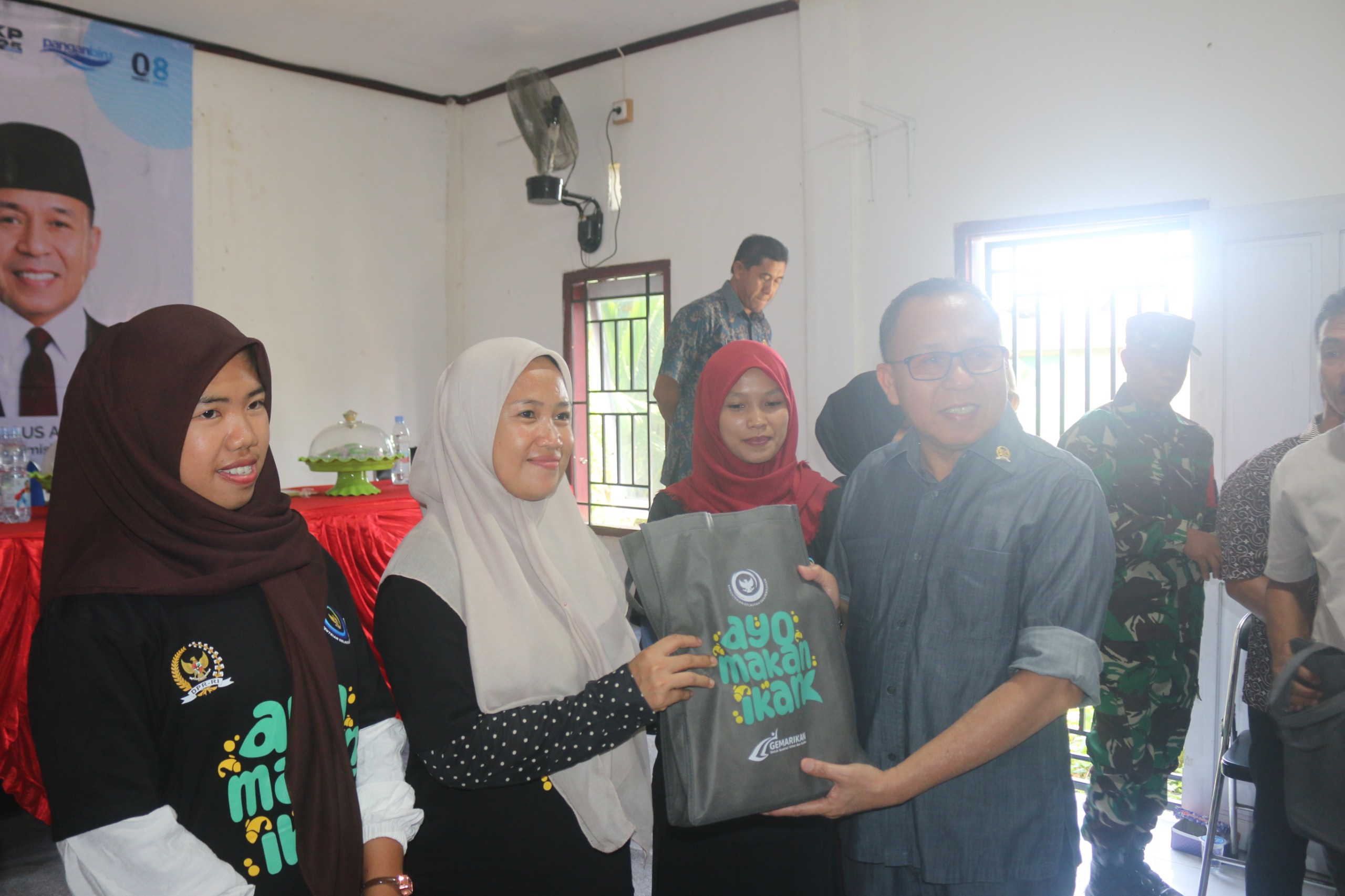 Cegah Stunting Sejak Dini, Agus Ambo Djiwa Ajak Masyarakat Pasangkayu Gemar Makan Ikan