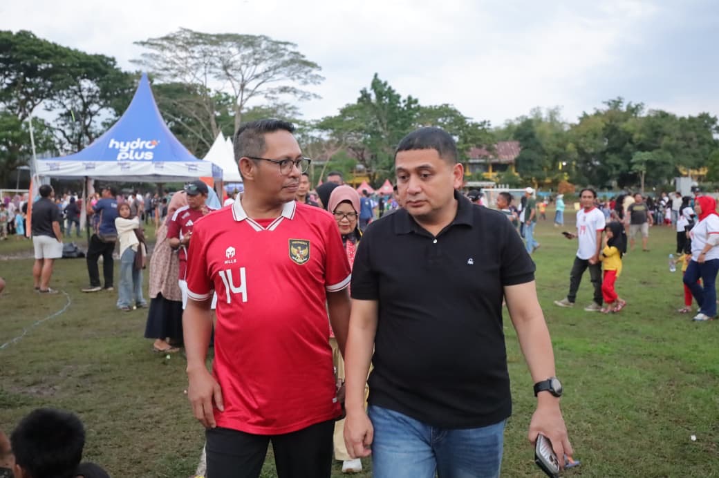 Wali Kota dan Ketua DPRD Makassar Nonton Bersama Warga Laga Final Piala Asnawi Mangkualam di Lapangan UPRI