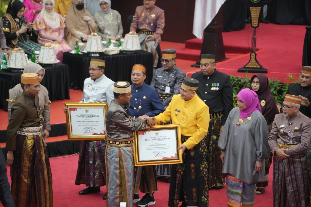 Puncak Peringatan Hari Jadi Sulsel ke-356, Pemkot Makassar Borong Tiga Penghargaan 