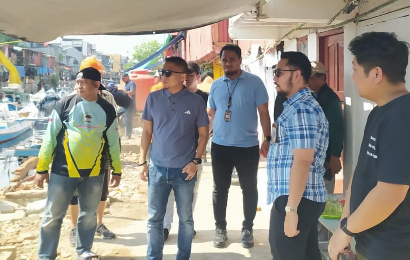 Camat-Sekcam Ujung Tanah Gelar Jumat Bersih Sekaligus Pembongkaran Bangunan Liar di Kanal Gusung