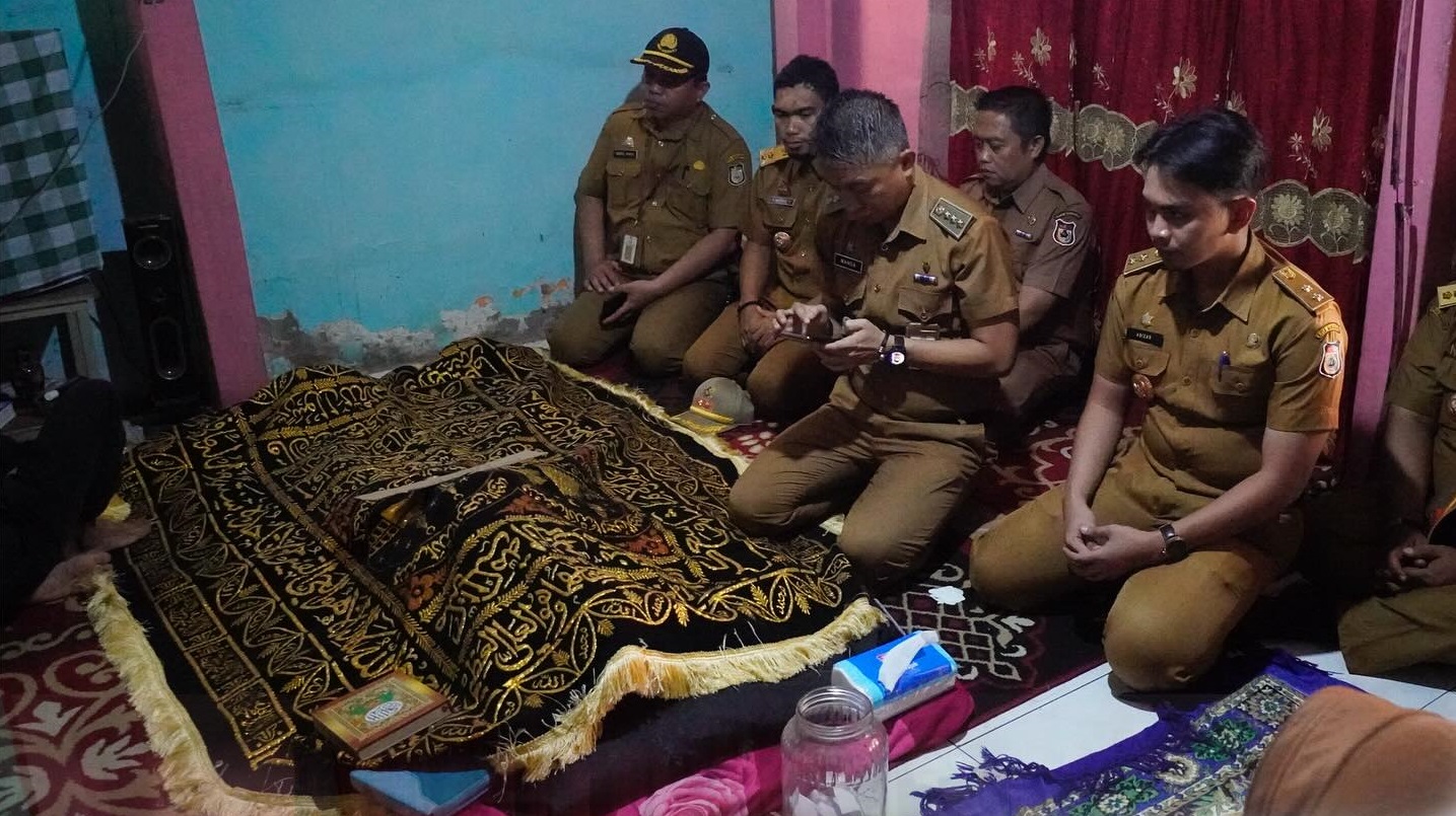 Camat Ujung Tanah Bersama Para Lurah Melayat ke Rumah Duka Satgas Kebersihan