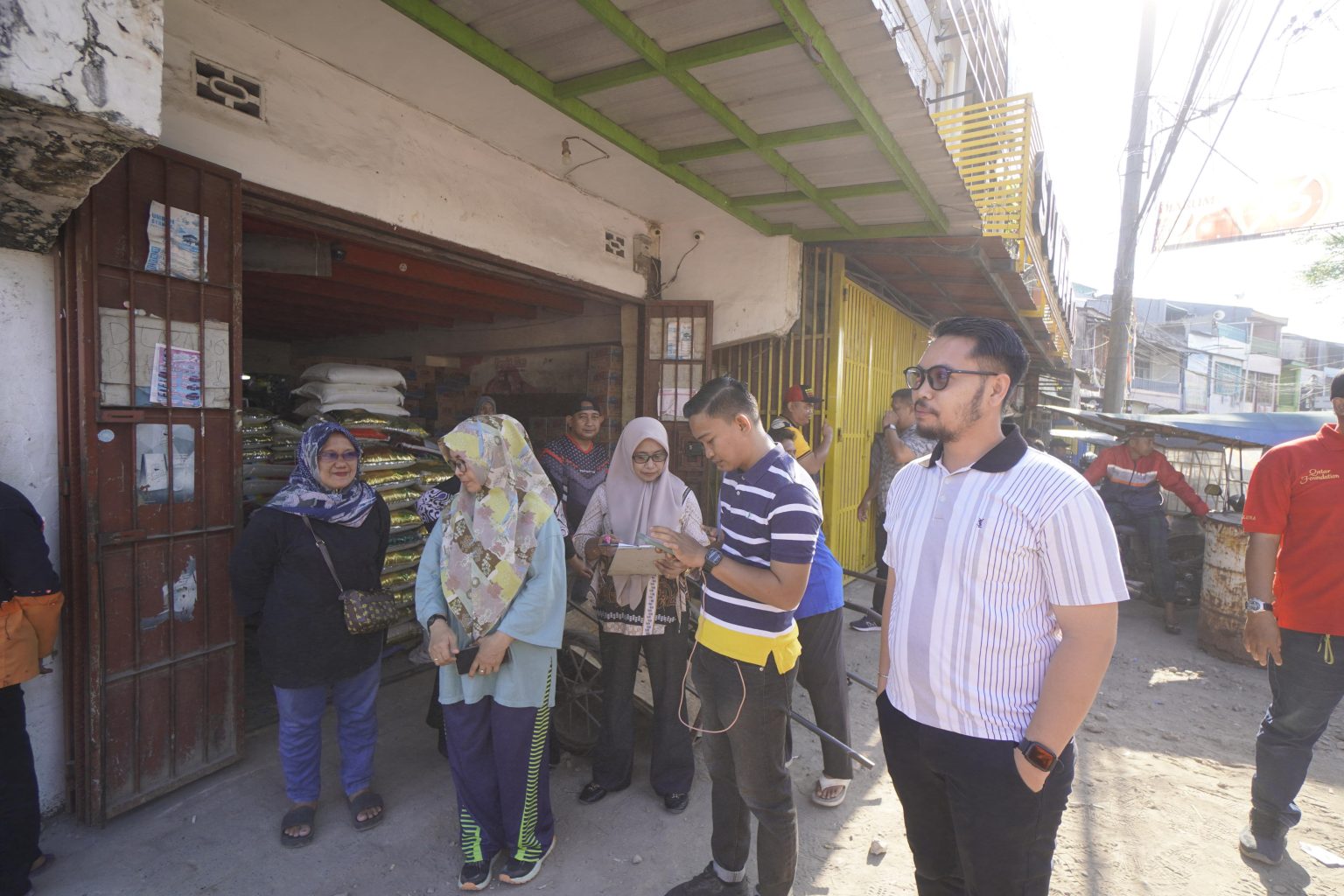 Sekcam Ujung Tanah Pimpin Jumat Bersih di Kanal Gusung