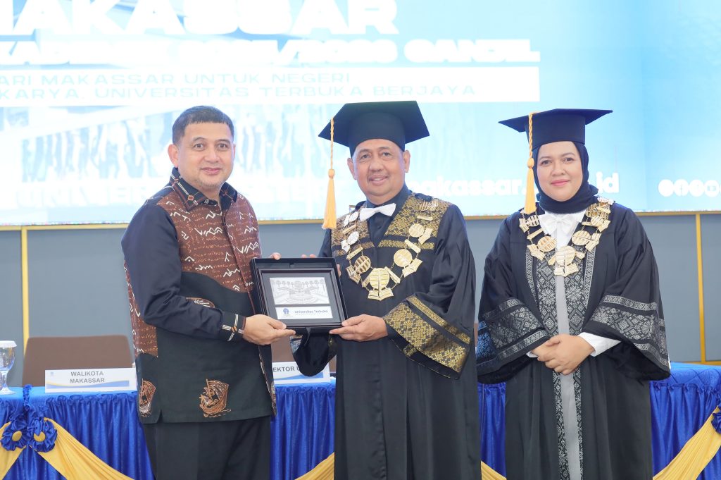 Hadiri Wisuda UT, Wali Kota Munafri Ajak Alumni Berperan Lewat Makassar Kreatif Hub