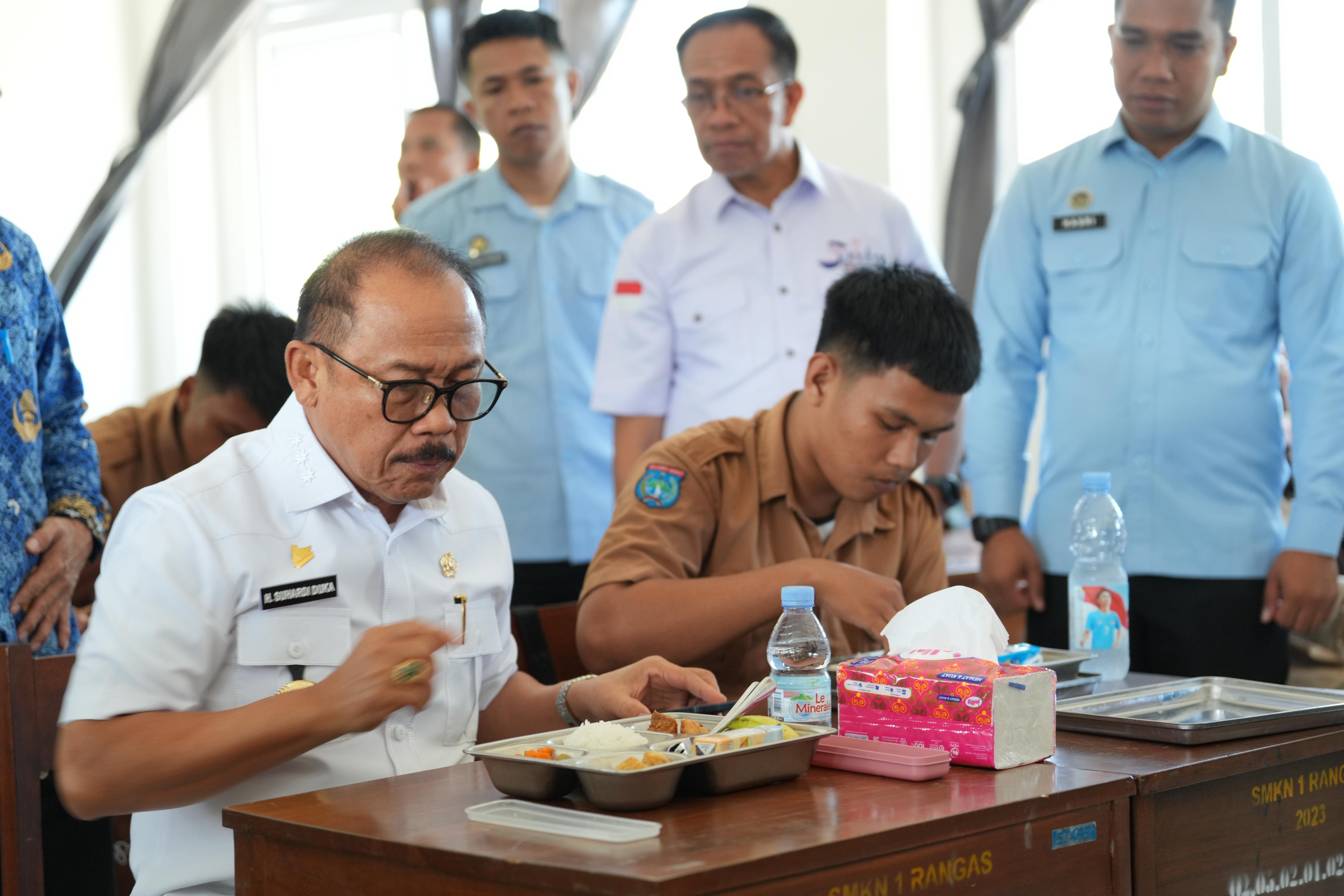Pastikan Sterilitas MBG, Gubernur Suhardi Duka Cicipi Langsung Makanan Siswa di SMKN 1 Rangas